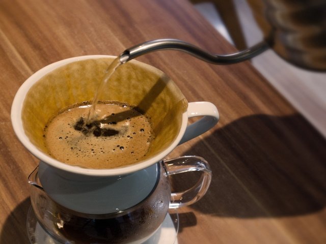 metodos-preparo-cafe-que-material-fica-preso-no-coador-durante-a-filtraçao-do-cafe-prensa-francesa-hario-v60-chemex-medida-cafeteira-italiana-melhor-qualidade