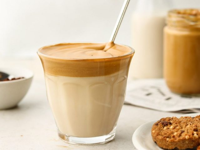batido-na-mao-café-no-liquidificador-com-chocolate-leite-em-po-receitas