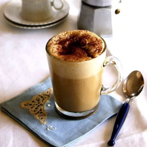 café-liquidificador-normal-com-chocolate-leite-em-po-receita-receitas-como-fazer-espuma