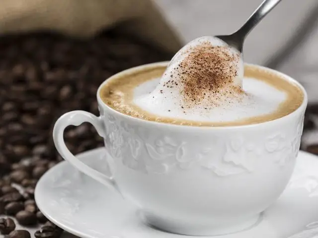 cappuccino-receita-original-italiana-agua-ou-leite-como-fazer-espuma-no-o-que-e-historia-na-maquina-de-café-expresso