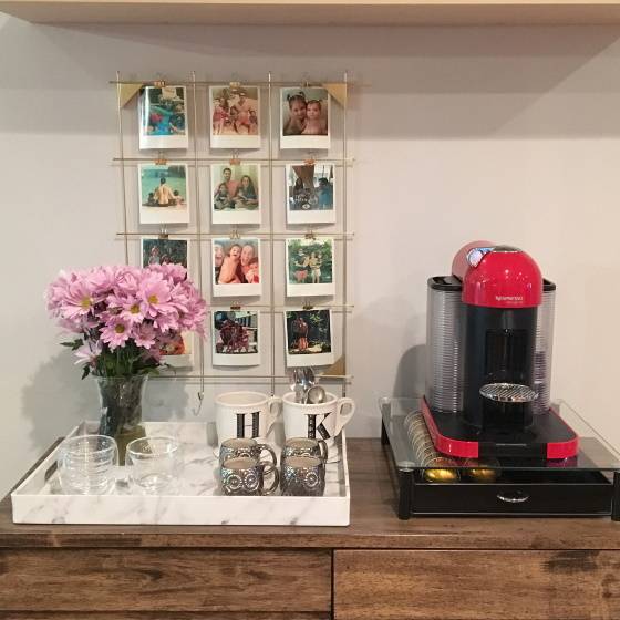cantinho-do-cafe-com-fotos-para personalizar-e-flores-para-decorar