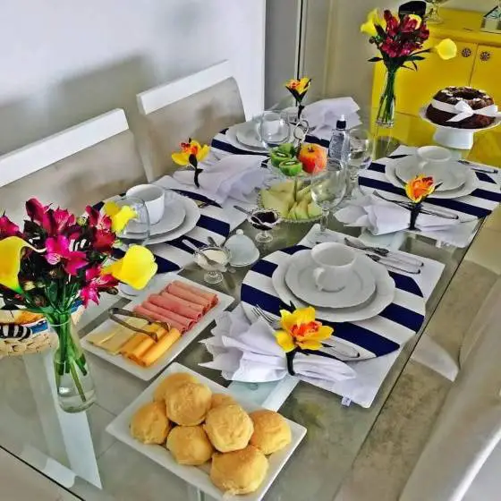 arranjo-de-flores-para-mesa-de-café-da-manhã-decorada