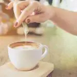 cafe-com-adocante-e-leite-engorda