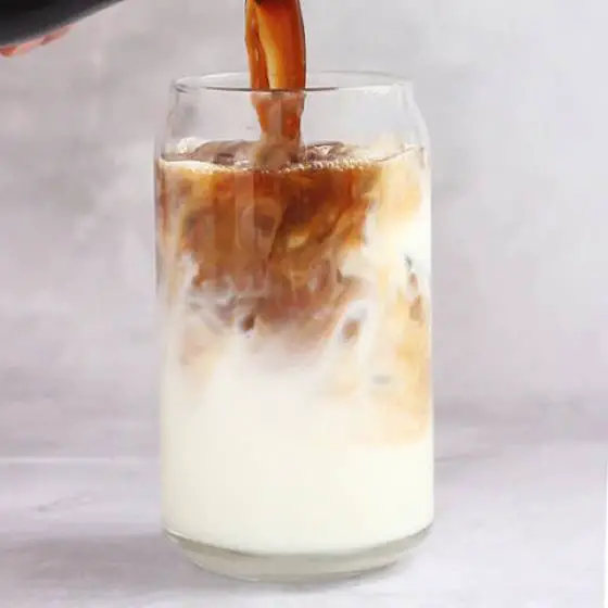 Como- fazer- Iced- Vanilla- Latte- com- creme- de- leite