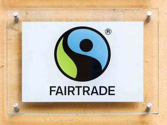 Fairtrade – foca – na – faceta – social – ajudando- agricultores – de – pequena – escala- na – produção – e - negoociação