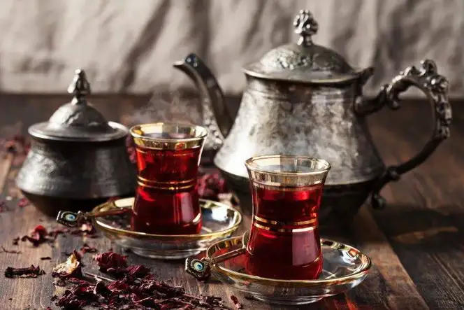 Jogo de chá turco. marmelada colorida e chá perfumado