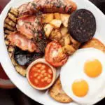 english-breakfast-receita-o-que-os-ingleses-comem-no-almoço-cafe-em-londres-pequeno-saudavel-britanico-baked-beans-receita