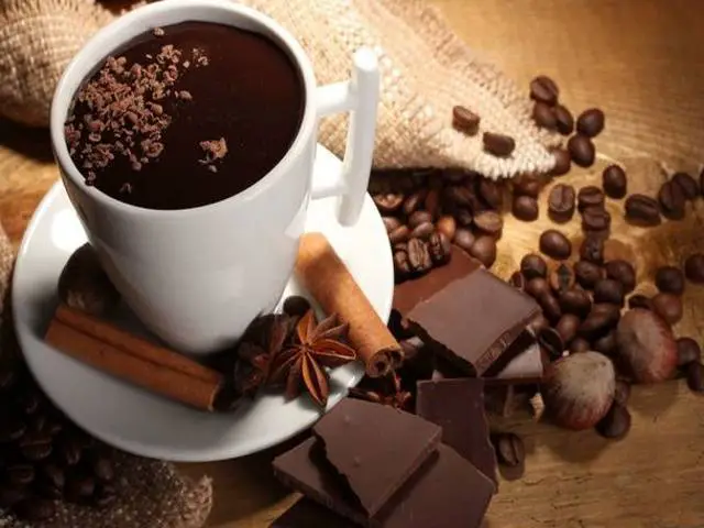 Como- preparar- café- com- chocolate- em -barra- derretido