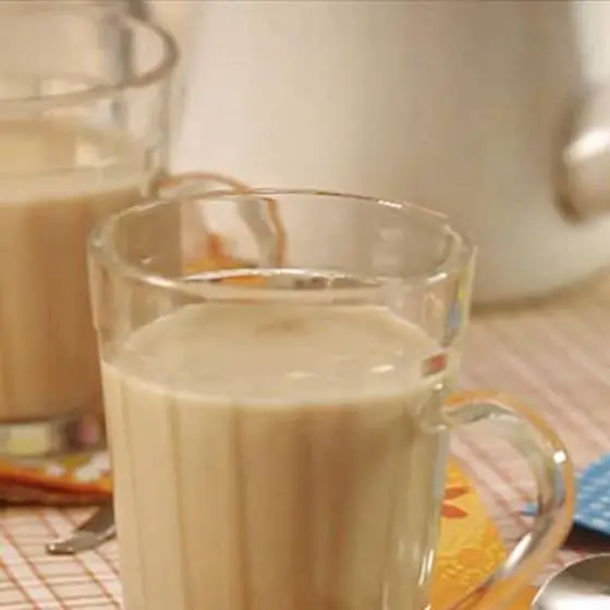 Como- preparar- chá- de -amendoim-com- leite- e- açúcar simples