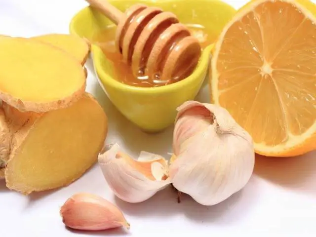 Quais -são- os -benefícios- do- chá- de- limão -com- alho- e- mel