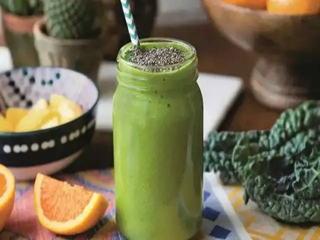 Suco -verde- com- couve- abacaxi- hortelã -e -chia -de -café -da -manhã- para -diabéticos