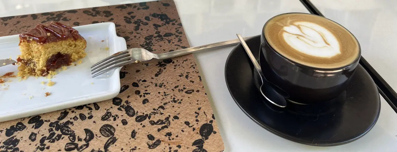Cappuccino e Bolo de Fubá com Goiabada no Moê Café na Asa Sul em Brasília DF.jpeg